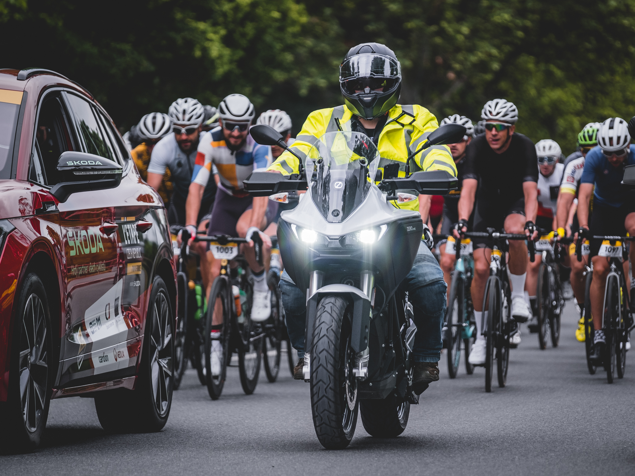 DSR/X v roli vodícího motocyklu na cyklistickém závodě